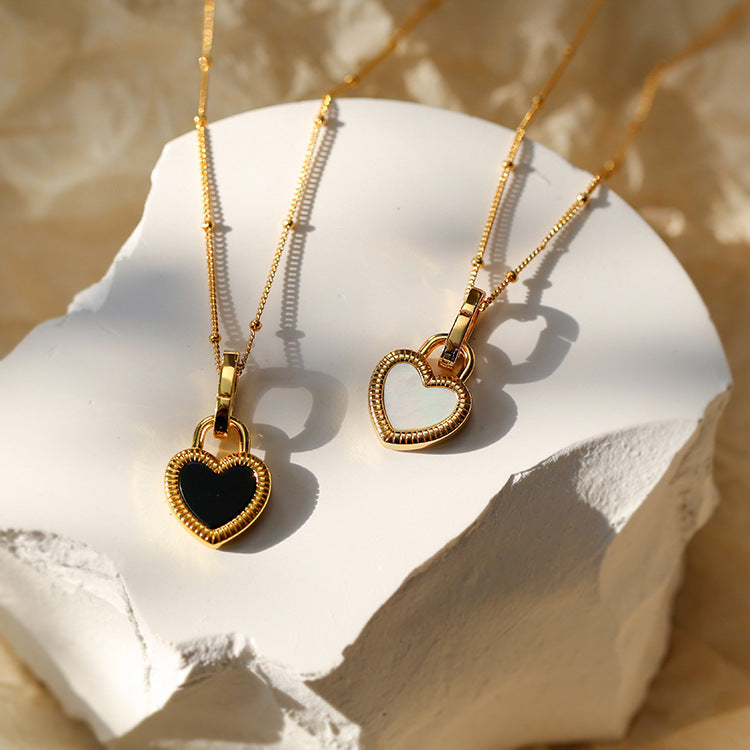 Collier dorée avec pendentif en forme de cœur noir et blanc
