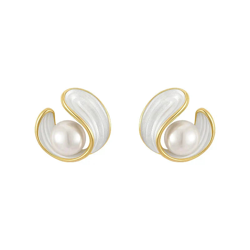 Boucles d’oreilles dorées avec opale blanche et perles