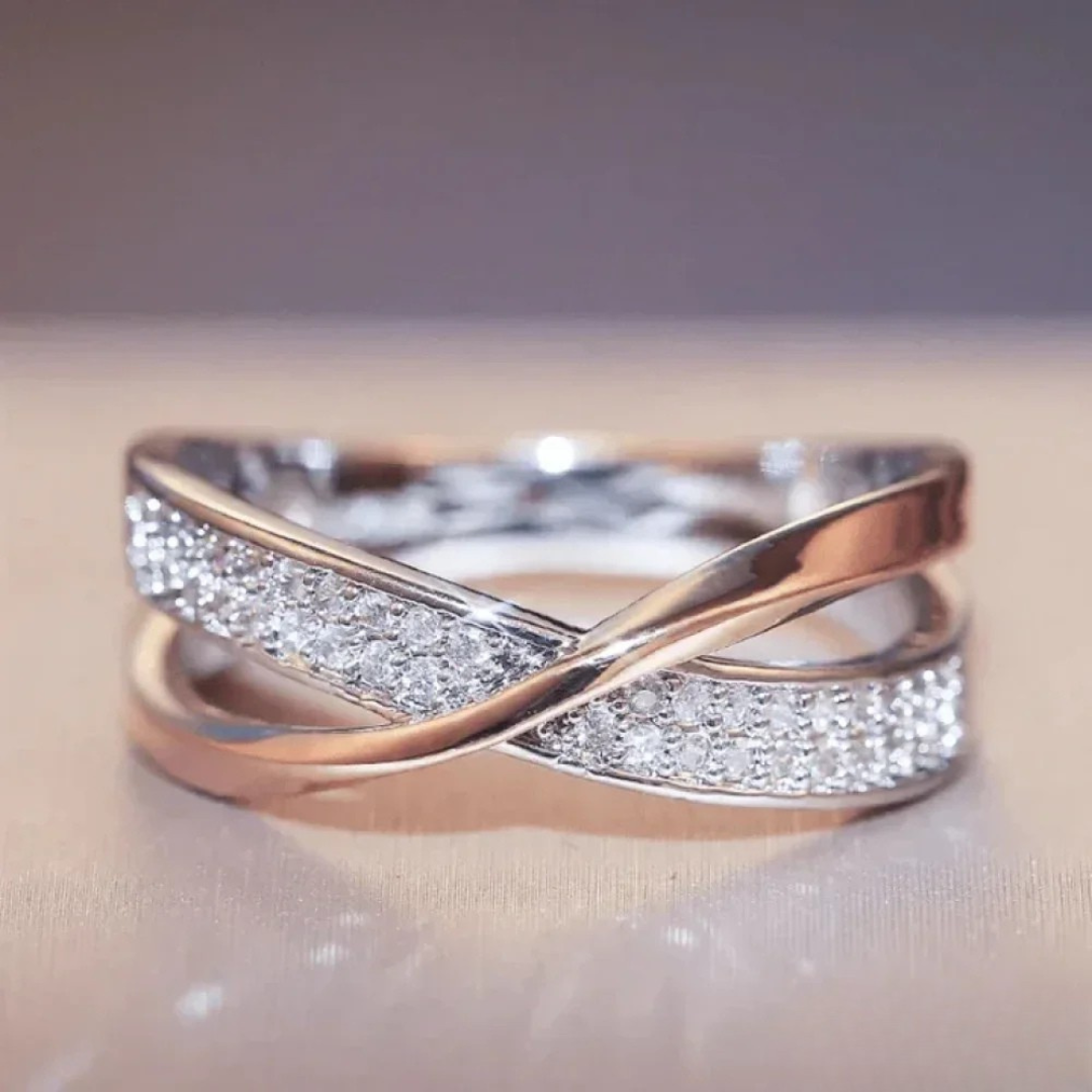 Bague argentée tissée finiton or vintage avec zirconia