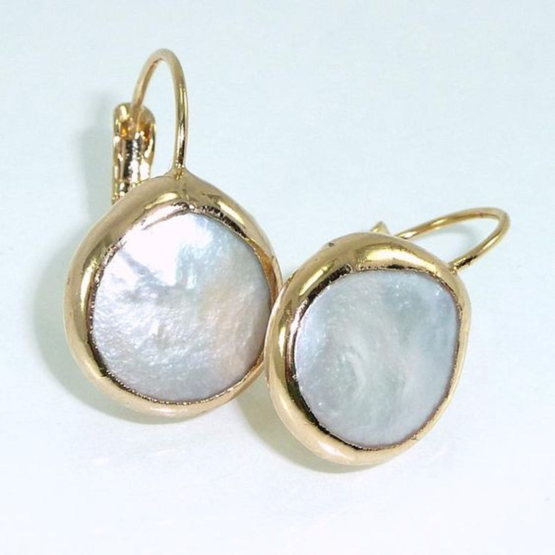 Boucles d'oreilles vintage dorée avec une belle pierre blanche