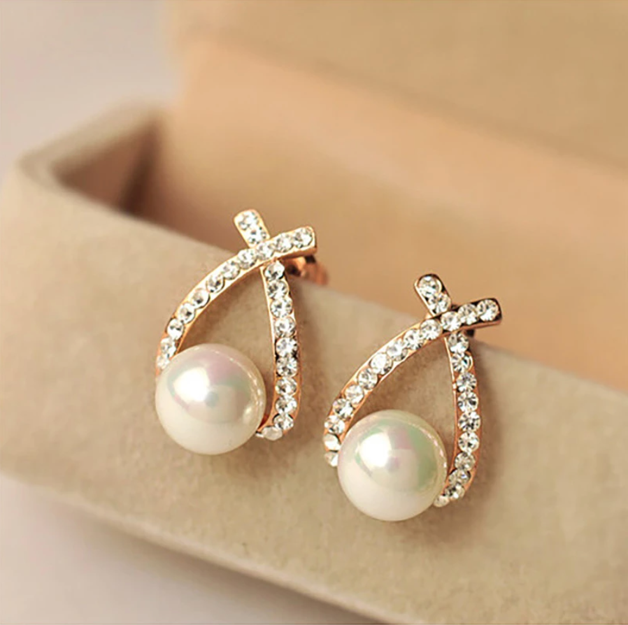 Boucles d’oreilles effet perles croisées avec zircons