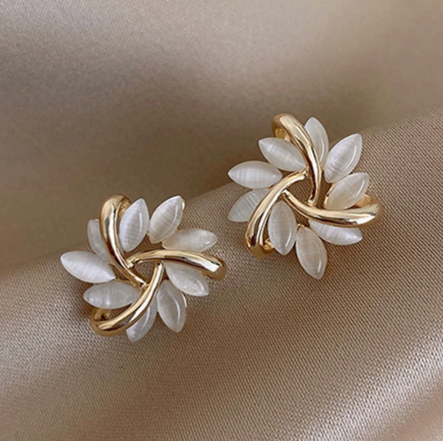 Boucles d'oreilles composées de fleurs croisées