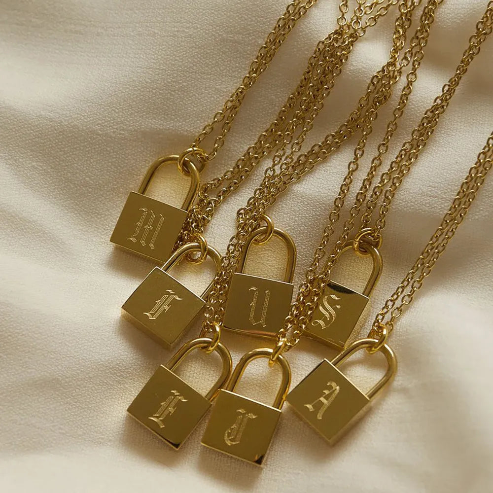 Collier original d'initiales plaqué or 18 carats avec cadenas