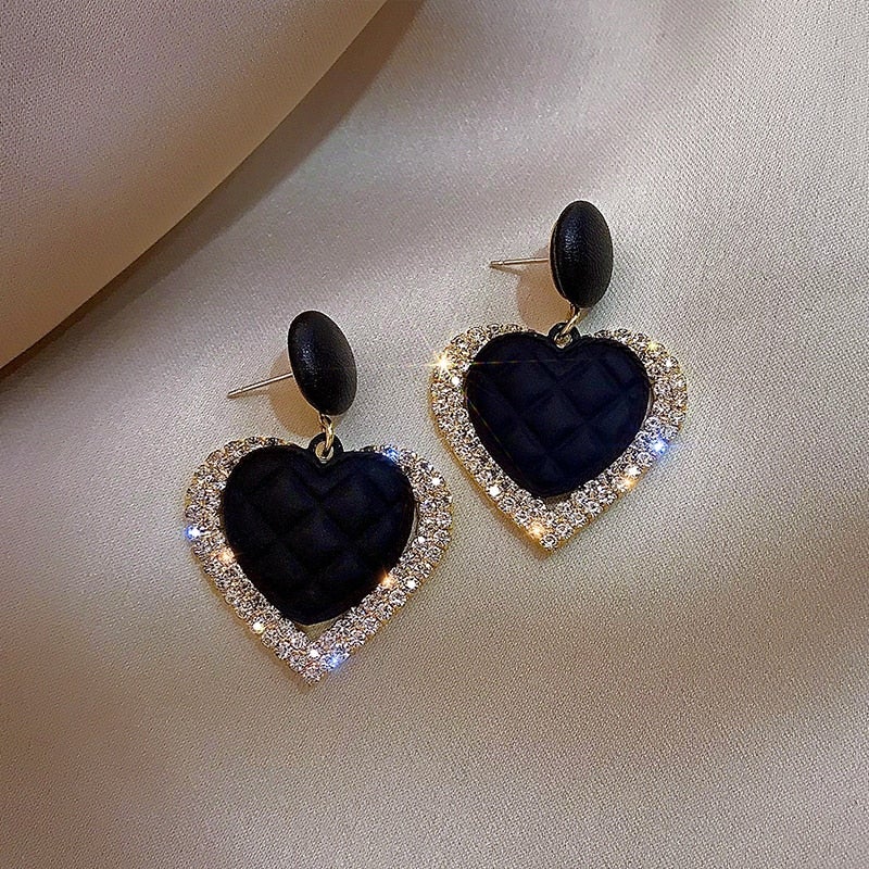 Boucles d'oreilles en or avec un cœur sombre
