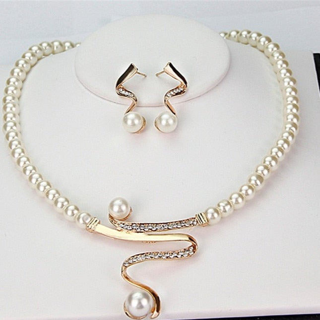 Collier effet perles + ensemble boucles d’oreilles