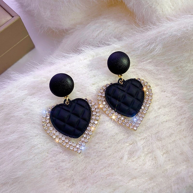 Boucles d'oreilles en or avec un cœur sombre