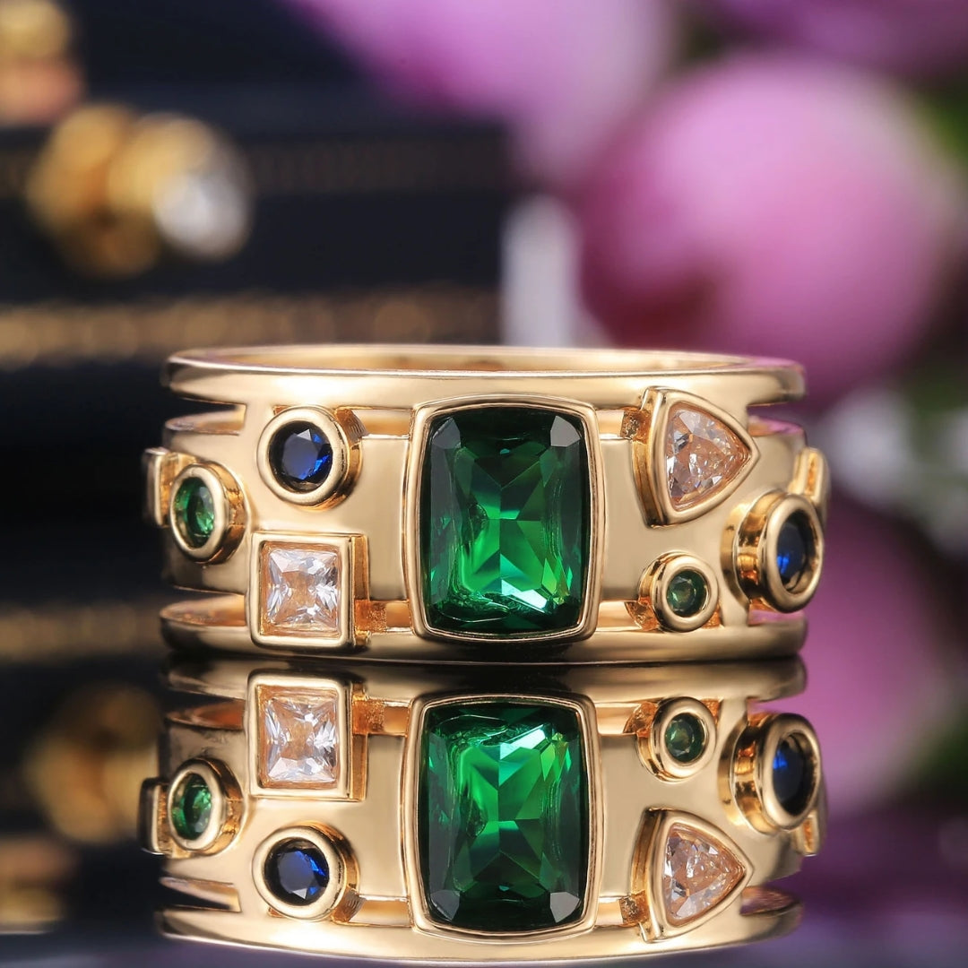Bague en finition or avec des cristaux colorés