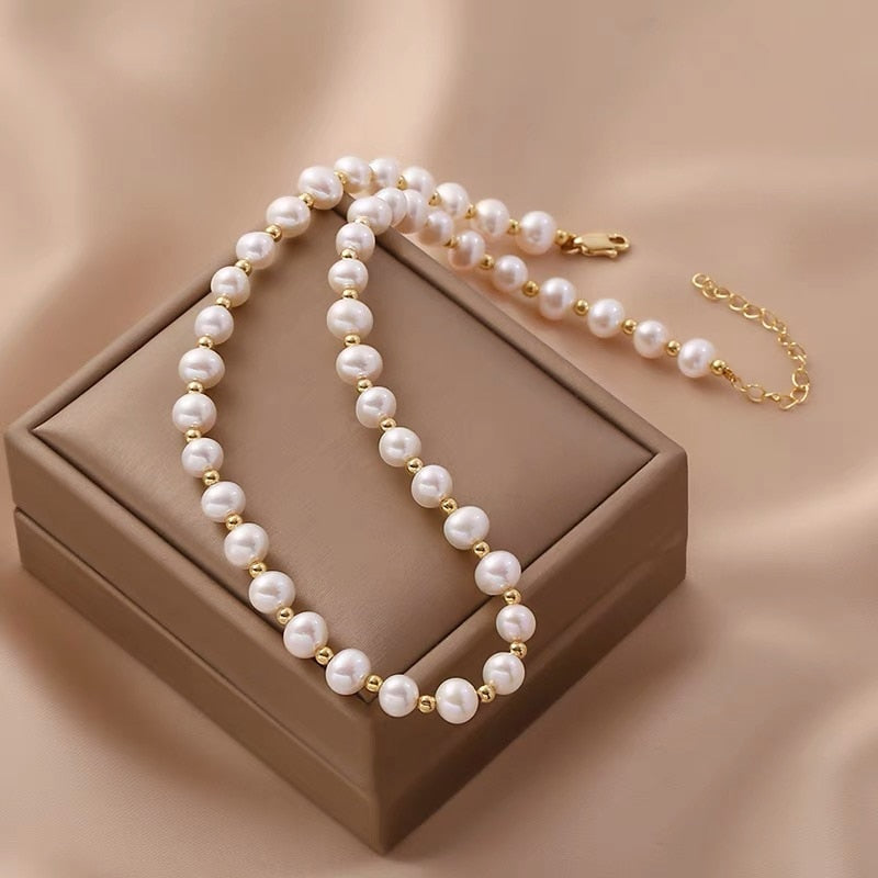 Collier à breloques effet perles d'eau douce