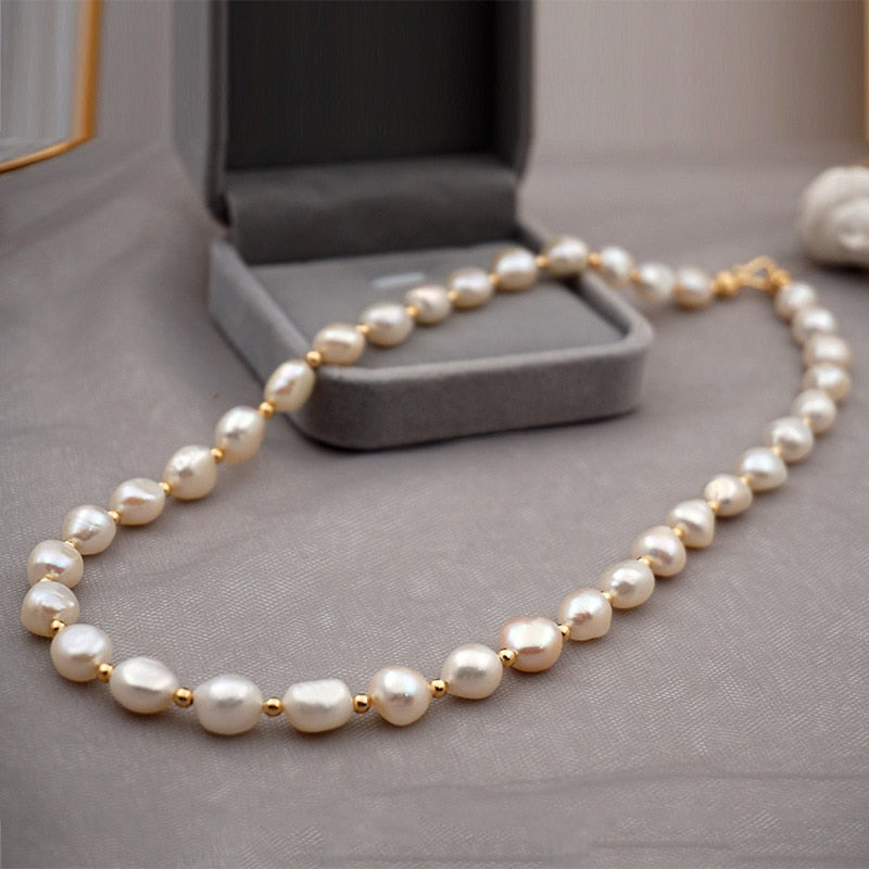 Collier à breloques effet perles d'eau douce