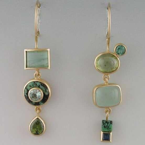 Boucles d'oreilles vintage avec de nombreuses pierres vertes