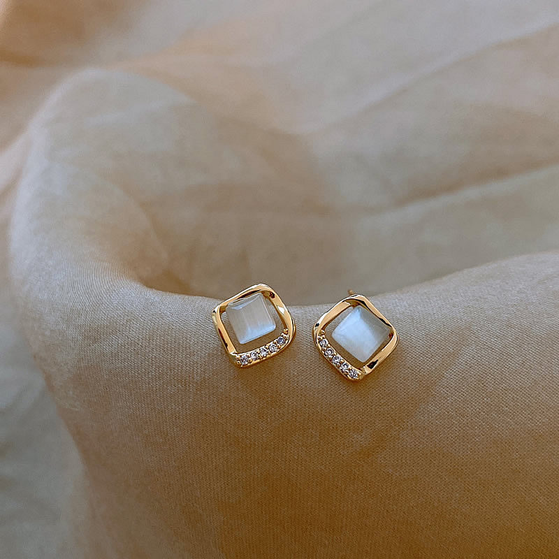 Boucles d’oreilles Élégantes Hautes avec Cristal de Lune en Finition Dorée pour une Brillance Exceptionnelle