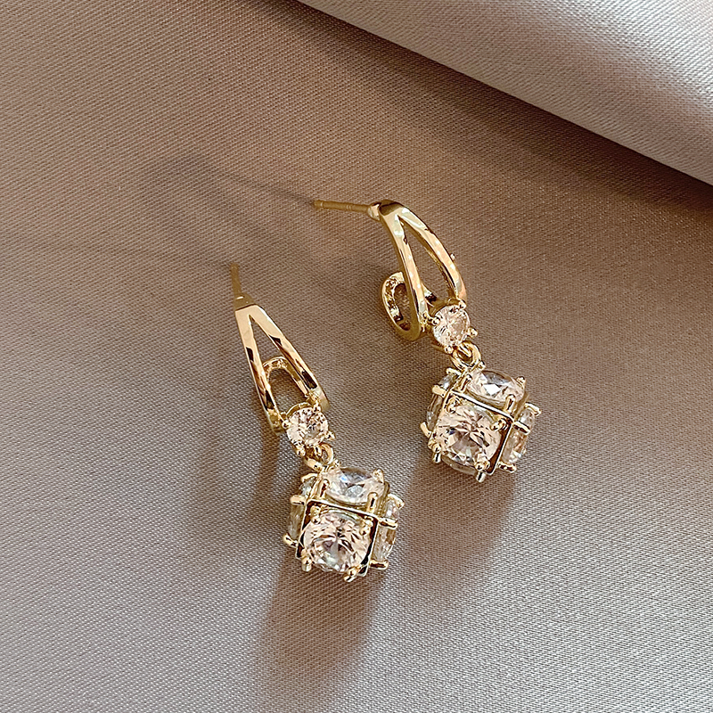 Boucles d’oreilles Élégantes et Volumineuses avec Zircones en Finition Dorée – Un Accessoire Exceptionnel pour Toutes les Tenues