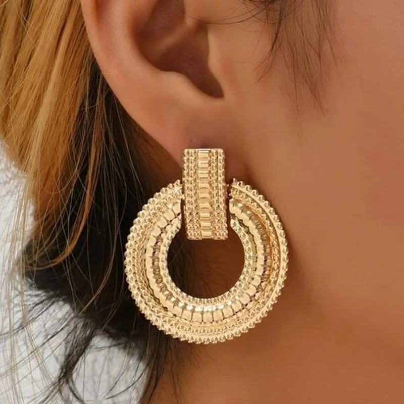 Grandes Boucles d’Oreilles Mandala avec Motif Ajouré en Finition Dorée