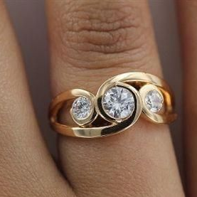 Bague dorée avec zirconia
