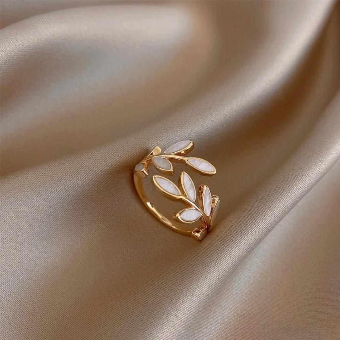 Bague Ajustable Dorée avec Pierre d'Opale Blanche