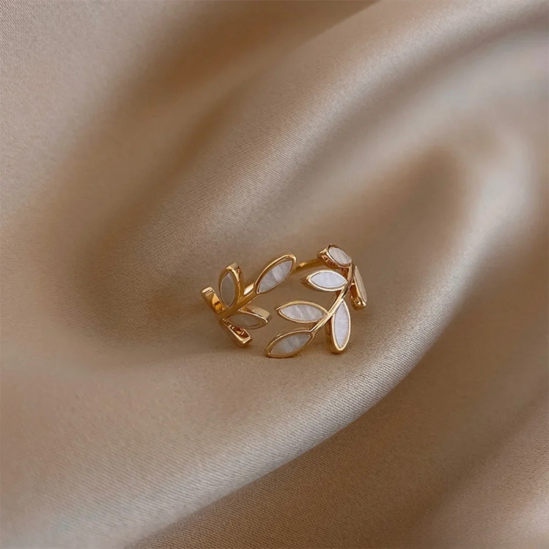 Bague Ajustable Dorée avec Pierre d'Opale Blanche