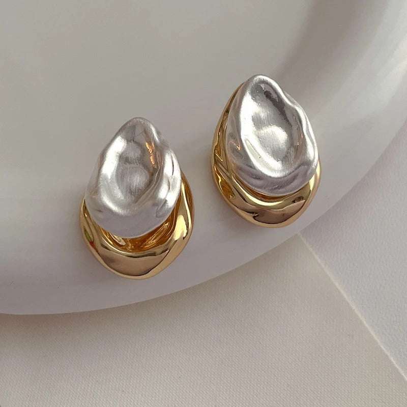 Boucles d’oreilles plaquées or 18K avec perle baroque gravée