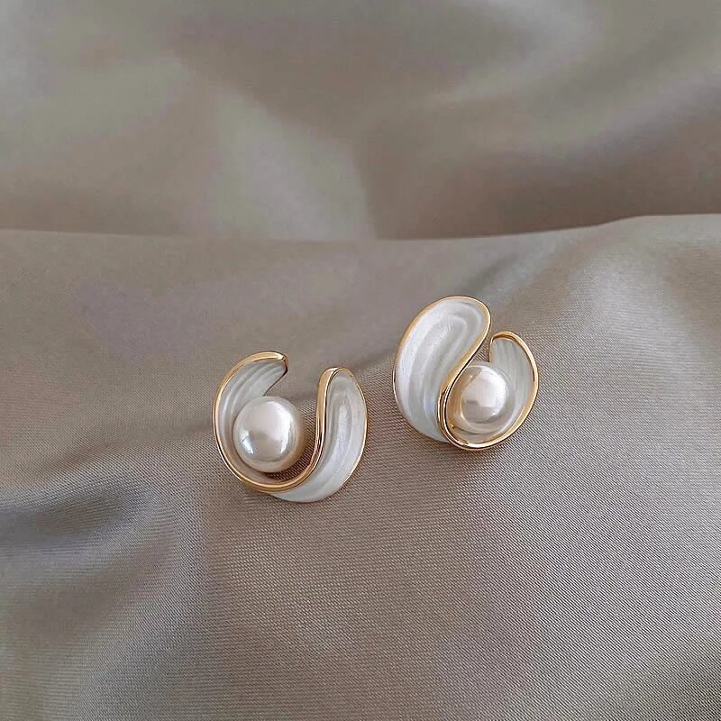 Boucles d’oreilles dorées avec opale blanche et perles