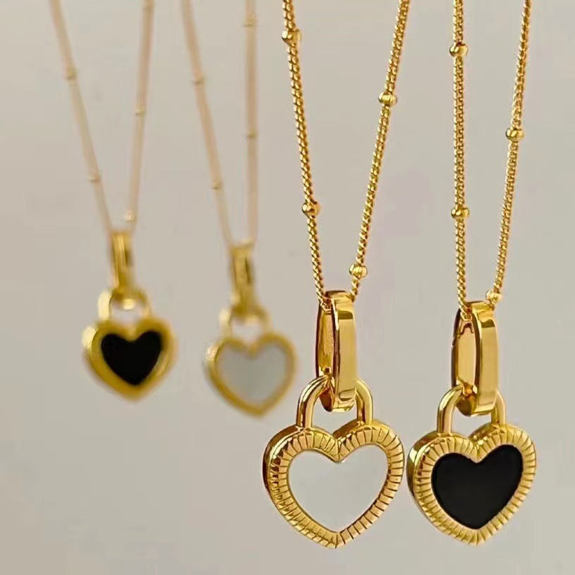 Collier dorée avec pendentif en forme de cœur noir et blanc