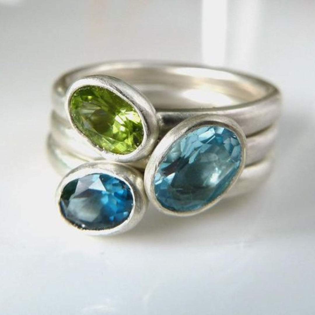 Bague en argent vintage avec des pierres zirconia ovales