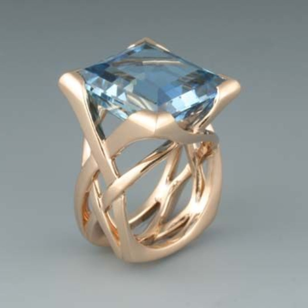 Bague en or rose vintage avec zirconiums bleus