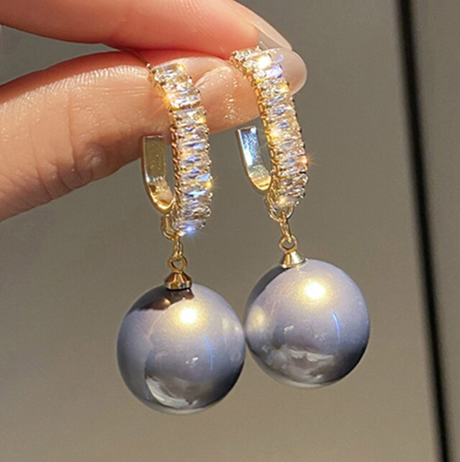 Boucles d’oreilles effet perles naturelles et émail bleu