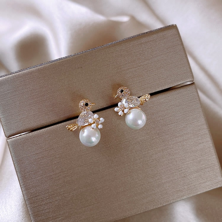 Boucles d'oreilles de luxe avec petit oiseau en zircone et incrustation de perles nacrées