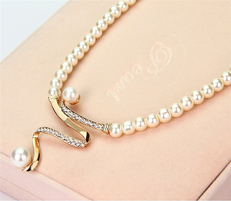 Collier effet perles + ensemble boucles d’oreilles