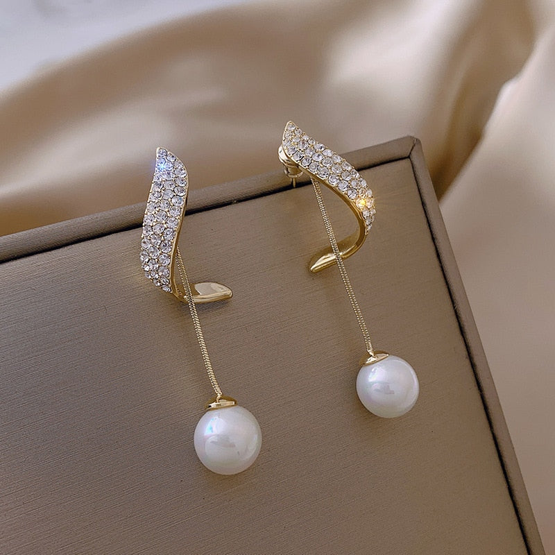 Boucles d'oreilles pendantes finition or avec effet perles et zircons étincelants