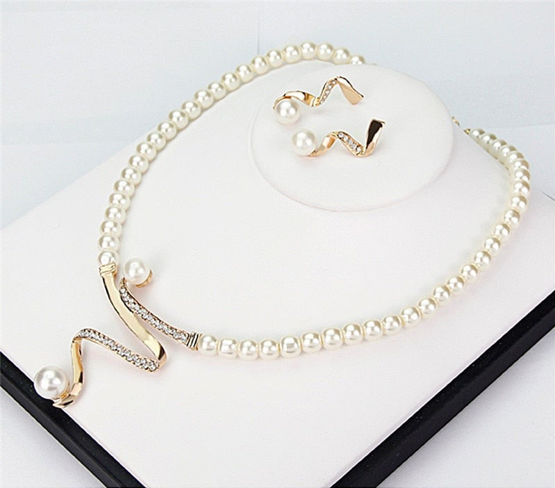 Collier effet perles + ensemble boucles d’oreilles