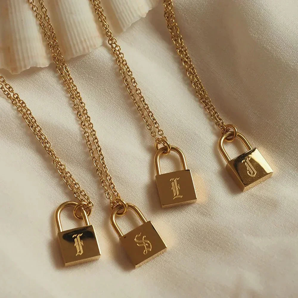 Collier original d'initiales plaqué or 18 carats avec cadenas
