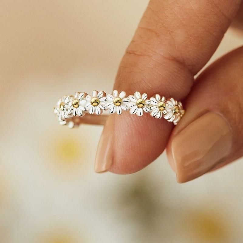 Bague en plaquée or 18k ajustable avec des marguerites en émail peint à la main