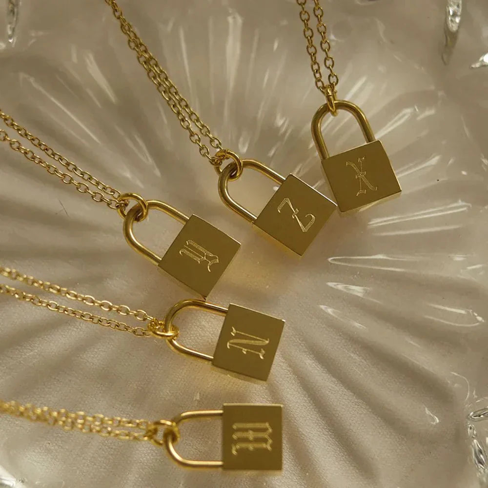 Collier original d'initiales plaqué or 18 carats avec cadenas