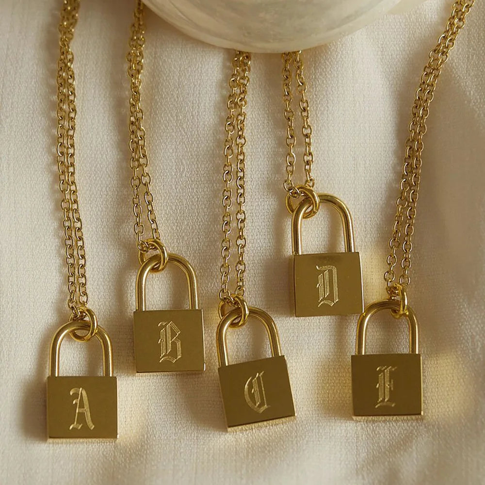 Collier original d'initiales plaqué or 18 carats avec cadenas
