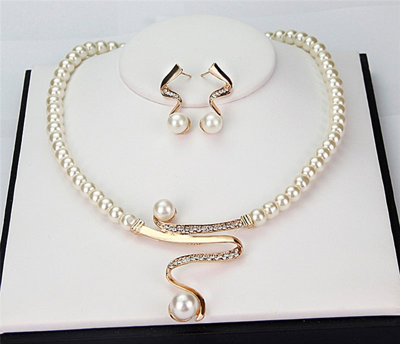 Collier effet perles + ensemble boucles d’oreilles