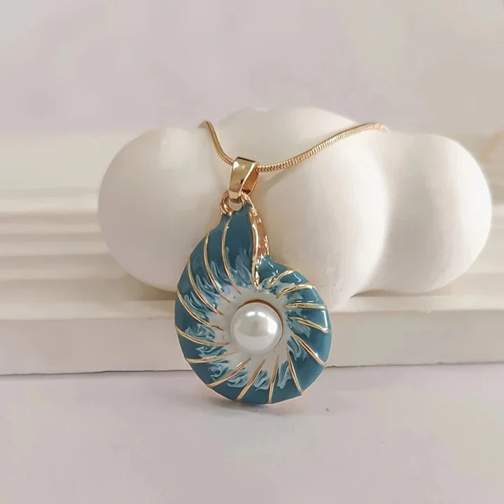 Collier effet perles et coquillages bleus