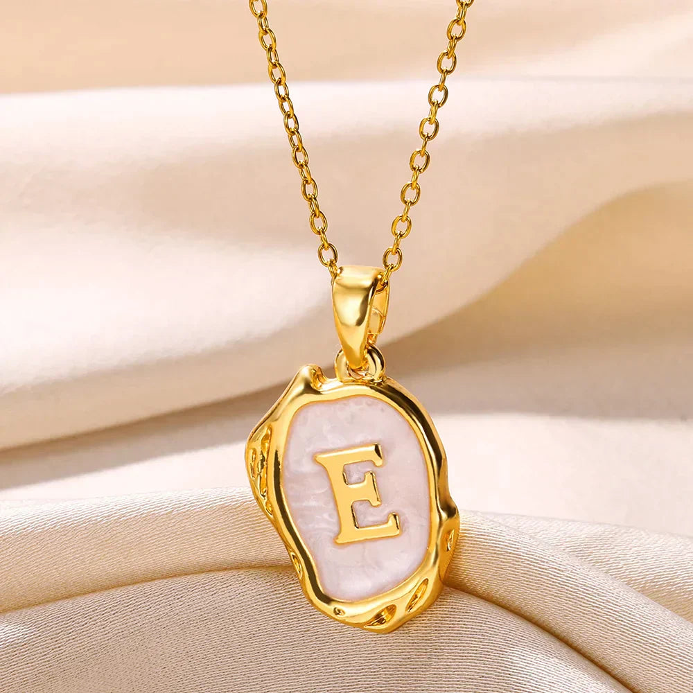 Collier océan plaqué or 18 carats avec initiales au fond de la mer