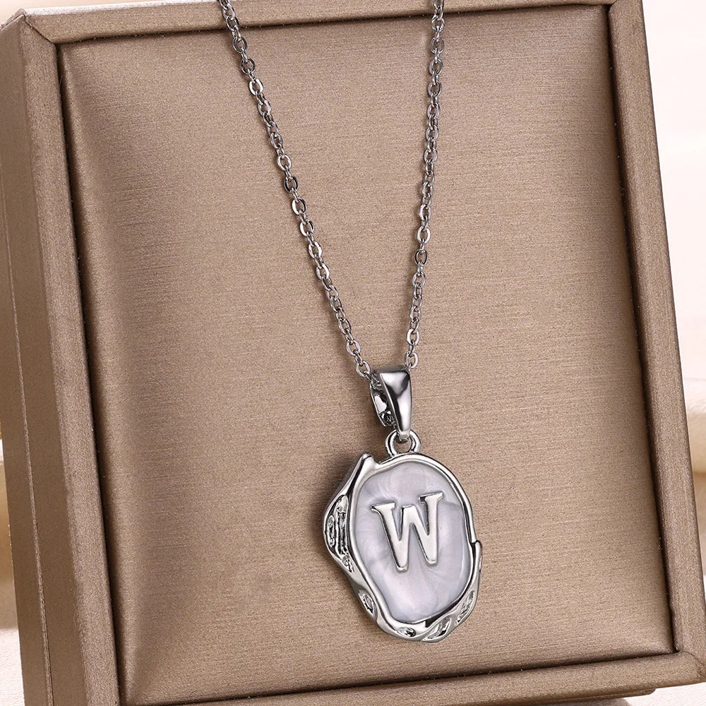 Collier océan plaqué or 18 carats avec initiales au fond de la mer