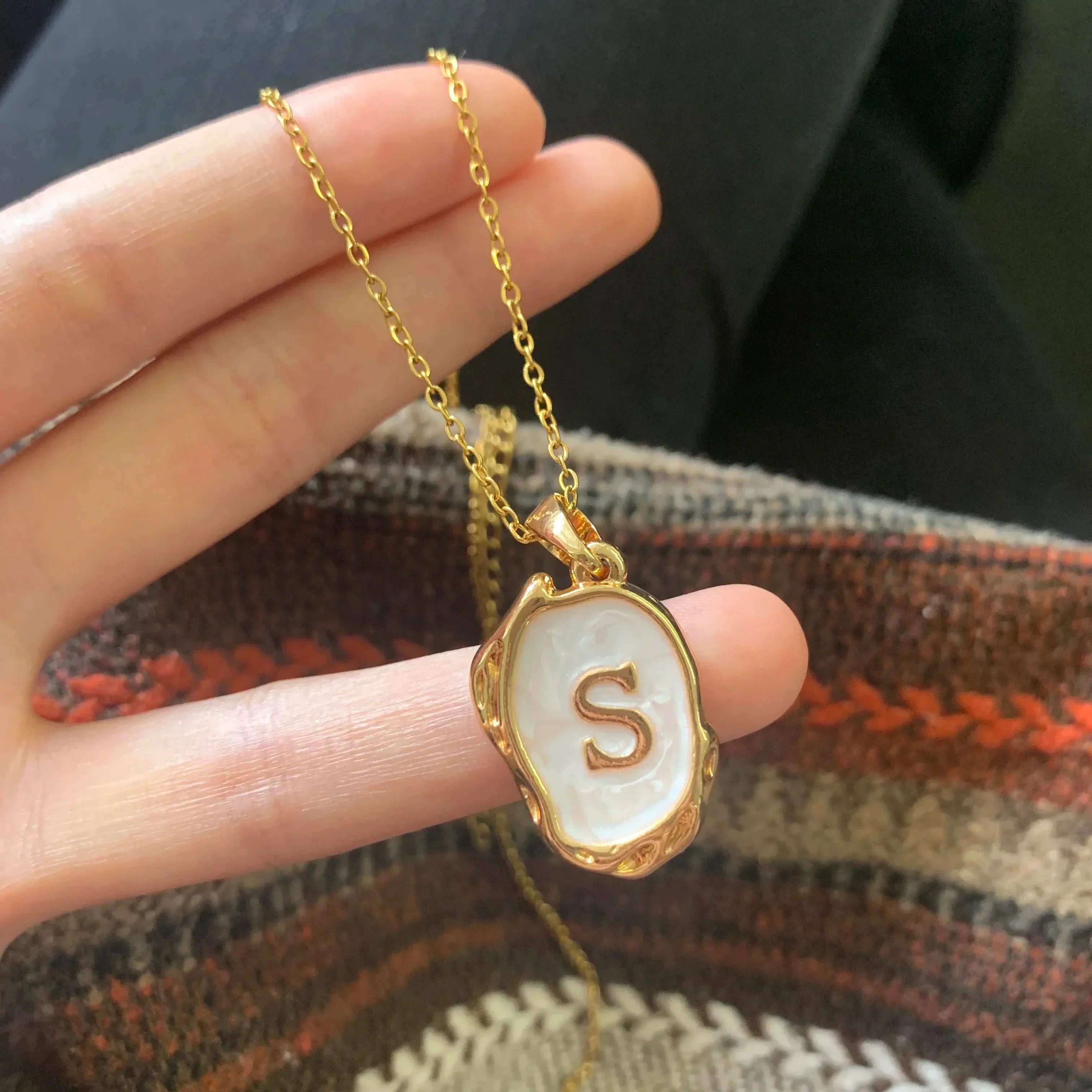 Collier océan plaqué or 18 carats avec initiales au fond de la mer