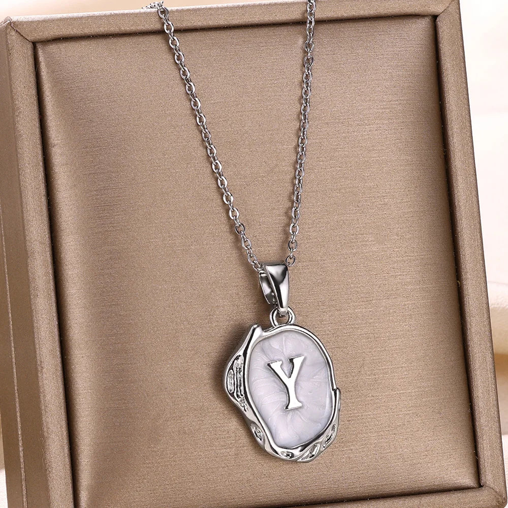 Collier océan plaqué or 18 carats avec initiales au fond de la mer
