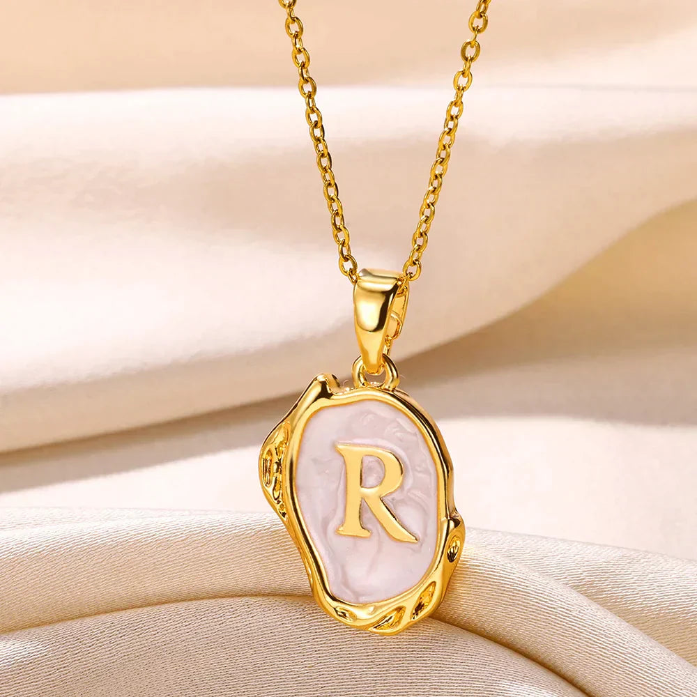 Collier océan plaqué or 18 carats avec initiales au fond de la mer