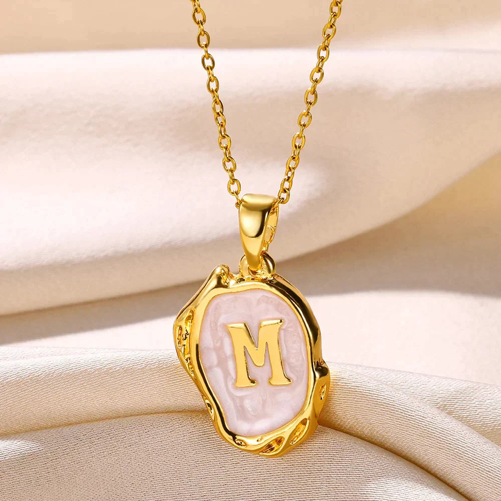 Collier océan plaqué or 18 carats avec initiales au fond de la mer