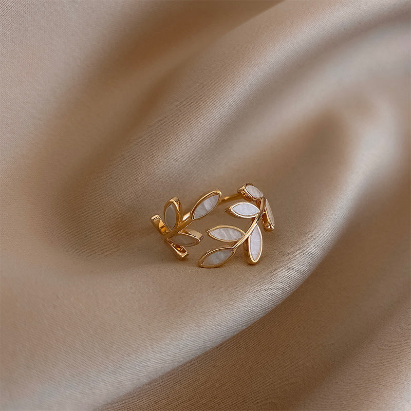 Bague Ajustable Finition Or avec Feuille et Opale Blanche