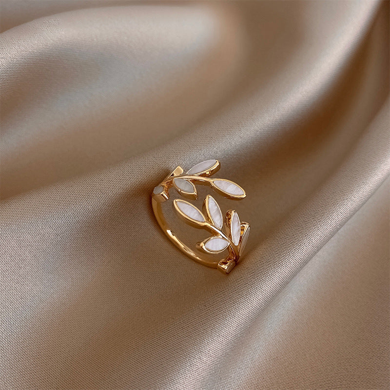 Bague Ajustable Finition Or avec Feuille et Opale Blanche