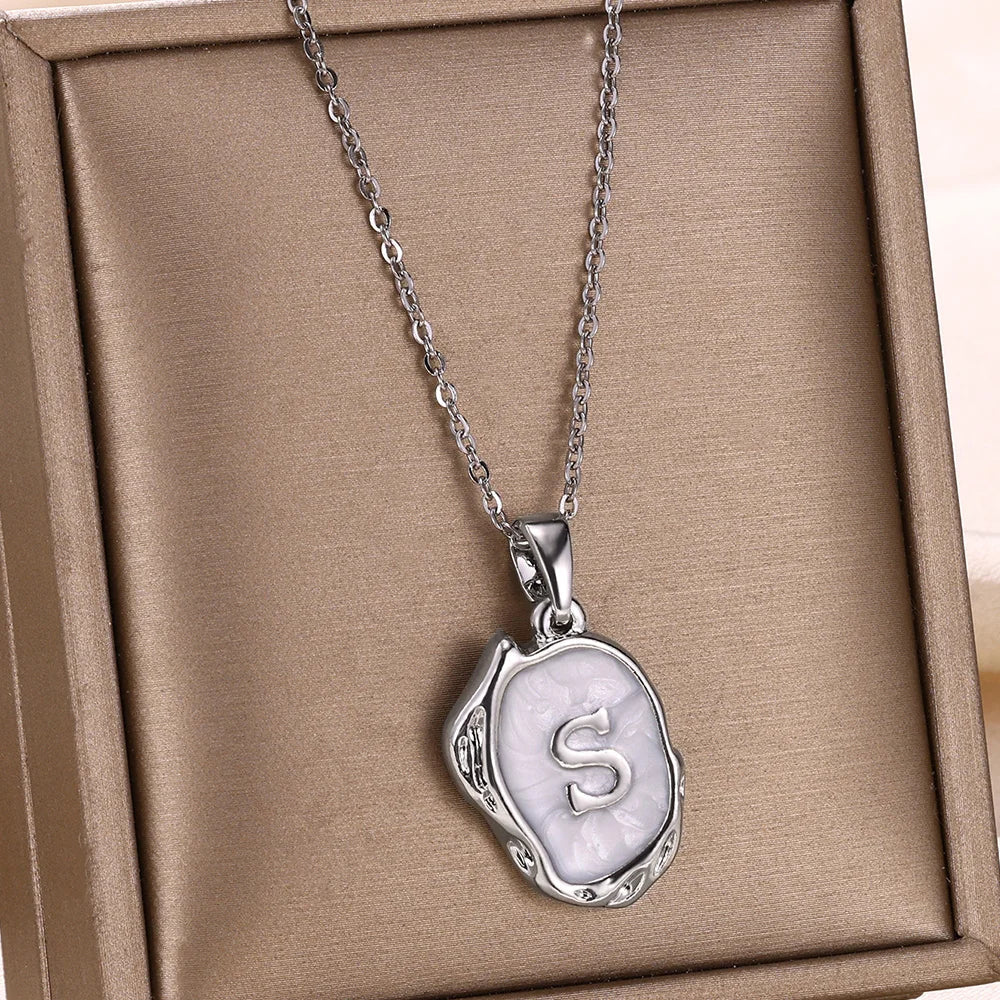 Collier océan plaqué or 18 carats avec initiales au fond de la mer