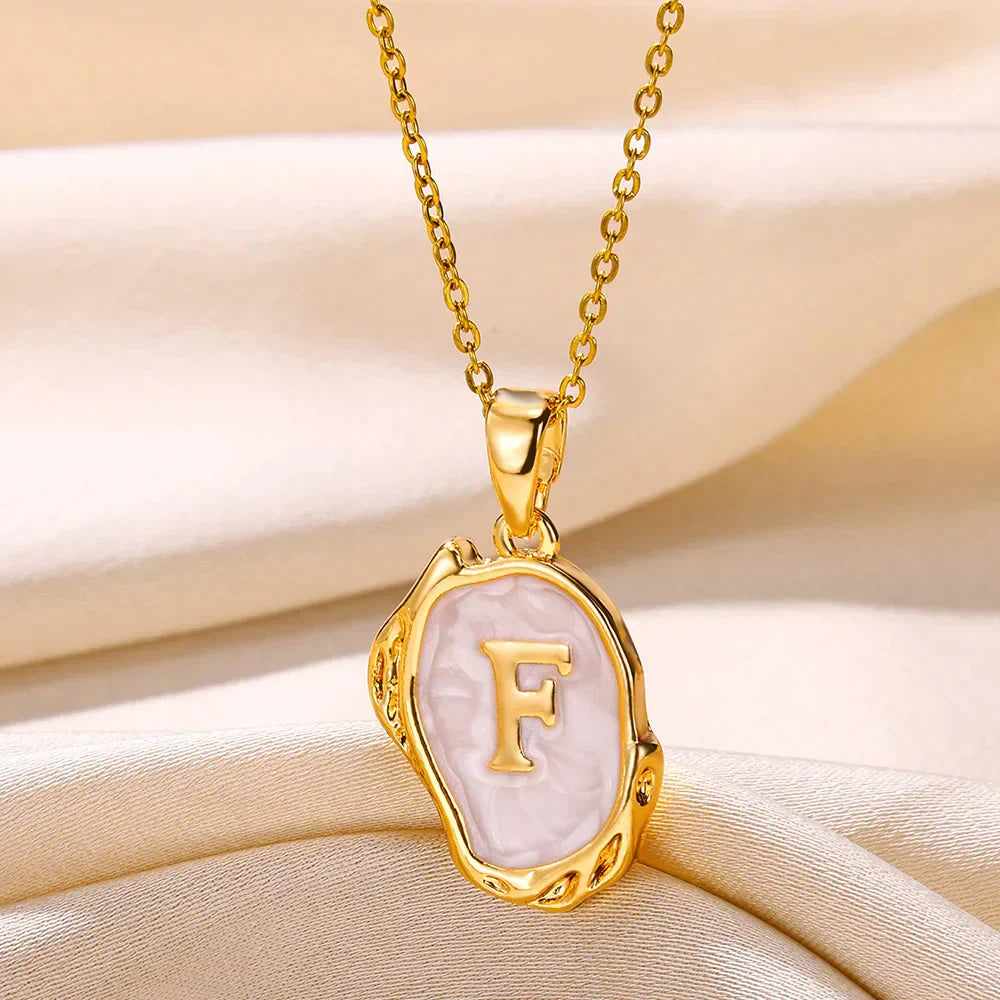 Collier océan plaqué or 18 carats avec initiales au fond de la mer