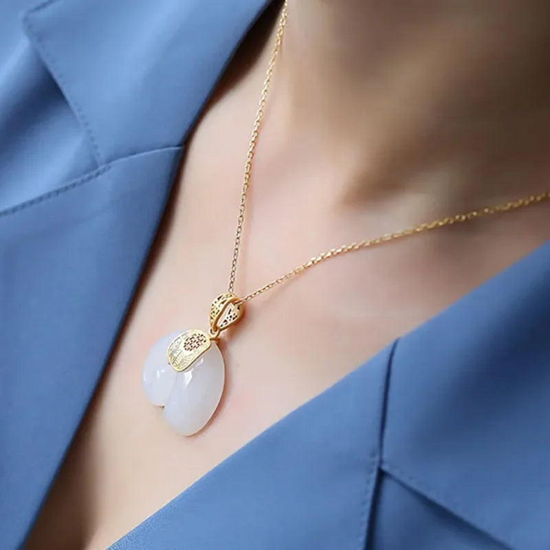Collier Éléphant en Jade Hetian plaqué or 18K avec saphir