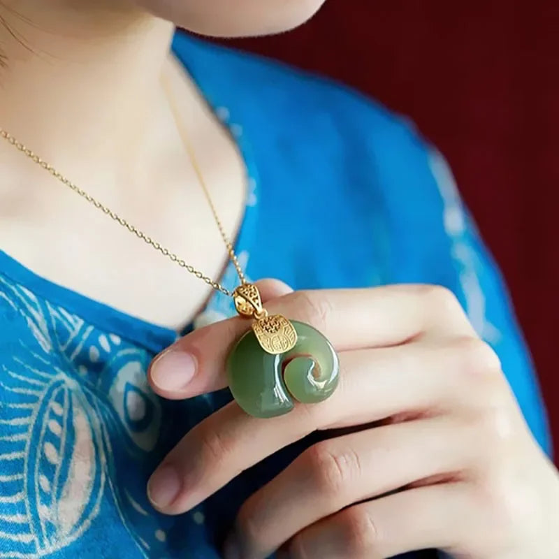 Collier Éléphant en Jade Hetian plaqué or 18K avec saphir