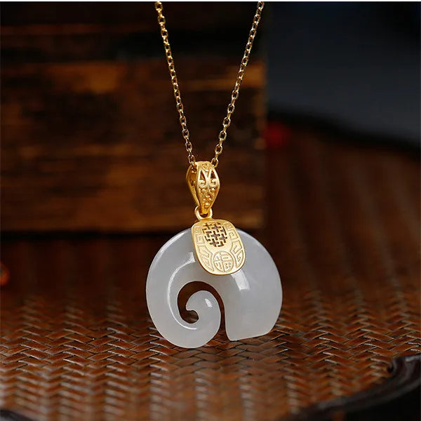Collier Éléphant en Jade Hetian plaqué or 18K avec saphir