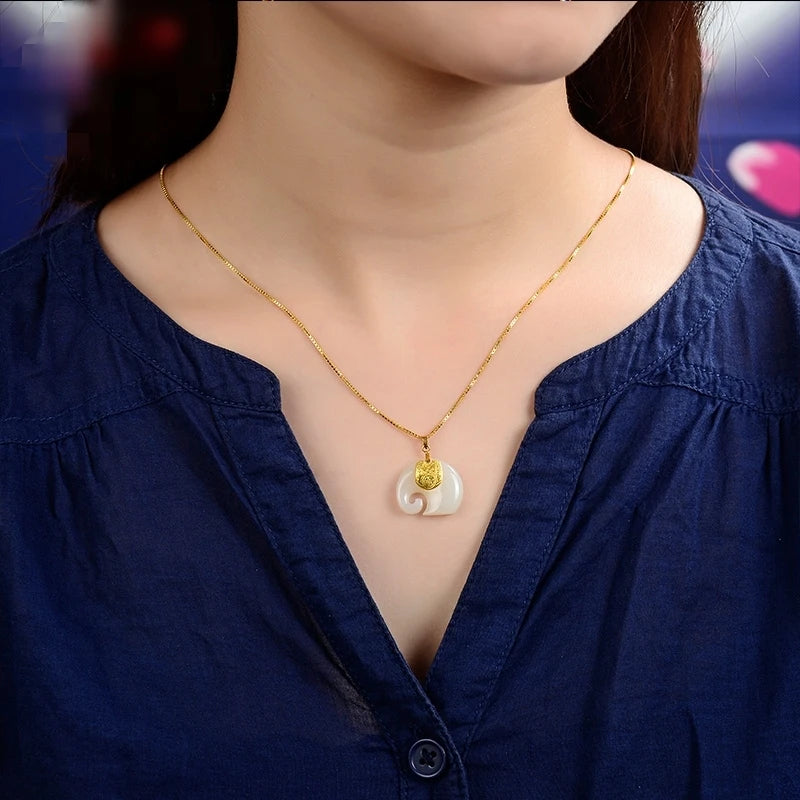 Collier Éléphant en Jade Hetian plaqué or 18K avec saphir